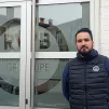 Adrien Repellin-Villard devant les nouveau locaux de son entreprise