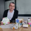Olivier Moysan, le directeur de l'usine Graphic Packaging de Cholet, montre les trois nouveaux emballages que l'entreprise a créés pour McDonald's. ©RCF Anjou