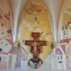 La fresque de la chapelle de Poligny, signée Paulo Orlando, avec, au centre, la croix de Saint-Damien ©RCF / Amélie Gazeau