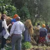 Véronique Alzieu et Vedaste Monandé dans les champs du district de Musanze au Rwanda / Sophie Rebours