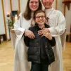 Justine, Nicolas et leur petit frère, servants de messe dans le secteur de Theix 