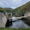 La retenue d'eau du barrage de Poutès a été abaissée de 20 à 7 mètres de haut. Les 3 vannes qui permettaient d'évacuer l'eau en cas de crue ont été supprimés ainsi que la structure qui a été déconstruite. A gauche : la prise d'eau © Martin Obadia
