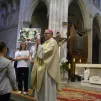 Mgr Beau avec les jeunes collégiens lors de la célébration qu'il a présidé dans l'église Ste André à Châteauroux. © RCF - Pascal Petit.