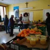 Distribution alimentaire dans la salle paroissiale de Sévrier, avec des membres de la paroisse et habitants du secteur ©2022 RCF Haute-Savoie