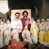 Des religieuses de la congrégation des Petites sœurs de la Consolation du Sacré-Cœur et de la Sainte Face posent devant une représentation de Charles de Foucauld à l'occasion de sa béatification en 2005 à Rome ©Alessia GIULIANI/CPP/CIRIC