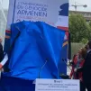 La bâche dévoilée. DR