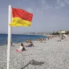Le drapeau bleu signalant une baignade surveillée s'est transformé en rouge et jaune. Photo RCF