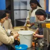Les soeurs de Poligny cuisinant les dons reçus en nature dans la journée / Amélie Gazeau