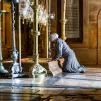 Une femme s'agenouille devant la pierre d'onction dans l'église du Saint-Sépulcre, le 16/03/2020, Jérusalem ©Andrea KROGMANN/KNA/CIRIC
