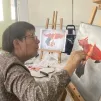 Francine, l'une des participantes de l'atelier peinture. © RCF Sud Bretagne