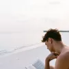 homme lisant à la plage - © Martin Péchy via Pexels