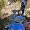 Les étudiants font eux même le mortier pour refaire les murs (@Aurélien Vurli - RCF Orne)