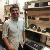 Esperance Fenzy, fondateur de Wasterial, devant les objets fabriqués à base de coquilles de moules Credit RCF Hauts de France