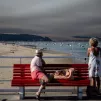 Deux vacanciers observent les fumées du feu de Saint-Magne en Gironde, depuis les plages du Pyla, le 10/08/2022 ©Sophie Garcia / Hans Lucas