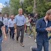 Au milieu des caméras, entouré de ses soutiens, Laurent Wauquiez monte jusqu'au sommet du Mézenc. ©Cédric Bonnefoy