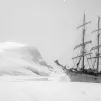 Le "Pourquoi-Pas", le bateau de Jean-Baptiste Charcot, amarré à la banquise lors de l'expédition de 1909 @Albert Senouque/OMP