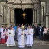 Sur le parvis de la basilique, à la sortie de la célébration ©Diocèse de Vannes