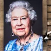 Le portrait d'Elizabeth II affiché sur le mur de l'ambassade d'Angleterre à Paris, le 01/06/2022 ©Xose Bouzas / Hans Lucas