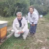 Cyril Gaudin apiculteur professionnel et Valérie élève du rucher-école de Colomars dans les jardins partagés de Terra Segurana - Photo : RCF Nice Côte d'Azur 