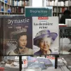 Livres et magazines sur la reine Elizabeth dans une librairie à Paris, le 14/09/2022 © Magali Cohen / Hans Lucas