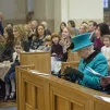 Elizabeth II et son mari à l'église