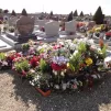 Tombe avec fleurs et couronnes ©wikimedia commons