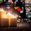 Bougies dans une église 
