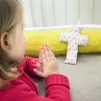 Initier les enfants à la prière, cela se fait par des gestes simples ©Corinne Simon / Hans Lucas