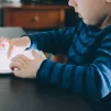 Un enfant passe en moyenne 4h11 par jour devant un écran ©Kelly Sikkema