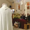 Messe de funérailles célébrée par un prêtre en l'église Notre-Dame-de-l'Assomption à Ormesson-sur-Marne (94), en 2006 ©Corinne Simon / Hans Lucas