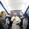 Vatican Media / Hans Lucas. Pendant son voyage en avion, le pape a affirmé avoir très mal au genou.
