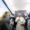 Vatican Media / Hans Lucas. Pendant son voyage en avion, le pape a affirmé avoir très mal au genou.