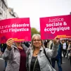 Des militantes lors d'une manifestation contre la vie chère et l'inaction climatique, à Paris, en novembre 2022. © Xose Bouzas / Hans Lucas