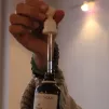 Précision et concentration. Avec des pipettes, on dose et on mélange pour créer un parfum unique - Photo RCF