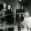 Pierre et Marie Curie dans leur laboratoire de fortune de l’École municipale de physique et de chimie industrielles, vers 1906 ©wikimediacommons