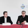 Le Père Hugues de Woillemont, porte-parole de la CEF (gauche) et Mgr Éric de Moulins-Beaufort, président de la CEF, le 05/11/2021 à Lourdes ©Laurent Ferriere / Hans Lucas