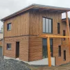 Sur la façade sud, des brise-soleil permettent de laisser rentrer le soleil l'hiver quand il est bas mais pas l'été quand il est haut dans le ciel. ©RCF Anjou