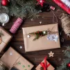Une idée de cadeau à offrir sous le sapin ? Une boule à neige de Noël réalisée soi-même ! ©Unsplash
