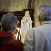 Un couple en prière devant une statue de la Vierge Marie, église Saint-Nicolas-des-Champs, Paris, le 07/05/2015 ©Corinne Simon / Hans Lucas