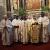Une partie des prêtres et diacres du Pays de Locminé rassemblés autour de Mgr Centène à Saint Jean Brévelay ©RCF Sud Bretagne