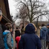 Les collégiens maralpins écoutent la visite du camp de concentration d'Auschwitz I devant l'inscription en allemand «Arbeit macht frei» (Le travail rend libre) - Alejandro Martinez Gonzalez / Collectif DR