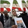 © Nicolas Liponne / Hans Lucas. Lyon, France, 2023-01-08. Une femme porte une pancarte avec une photo devant un logo où il est écrit IRAN lors de la manifestation en soutien au peuple iranien.