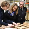 La ministre Carole Grandjean a échangé avec les apprentis de la menuiserie Baldini // © Magali Santulli