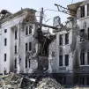 Vue extérieure du théâtre dramatique de Marioupol complètement détruit lors de bombardements. © Eric VAZZOLER / Zeitenspiegel / Hans Lucas.