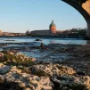 Sans chute de pluie depuis maintenant trente jours, la sécheresse hivernale touche toutes les régions de France. Dans le sud-ouest, la Garonne présente un débit de un tiers par rapport aux normales de saison. Ce bas niveau extrême, déjà connu l'été dernier, est visible dans la ville rose. © Patrick Batard / Hans Lucas.