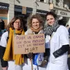 Lundi 27 février 2023, près de 150 médecins généralistes ont défilé dans le centre-ville d'Angers pour dénoncer "la destruction du système de santé français". ©RCF Anjou