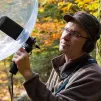 Marc Namblard et son micro, en train d'enregistrer la nature ©JF Hamard
