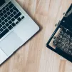 image d'illustration (ordinateur et machine à écrire) - © Glenn Carstens-Peters via Unsplash