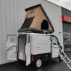 Pour dormir, le Tiny van est doté d'une tente qui se déploie sur le toit. ©RCF Anjou