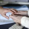 Mains accompagnant à l'hôpital